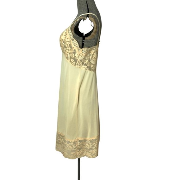 1950s gold slip with lace bodice and wide hem by Vanity Fair Size 32 Size S - Picture 6 of 7